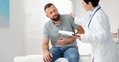 نشستن بیمار با دیسک کمر